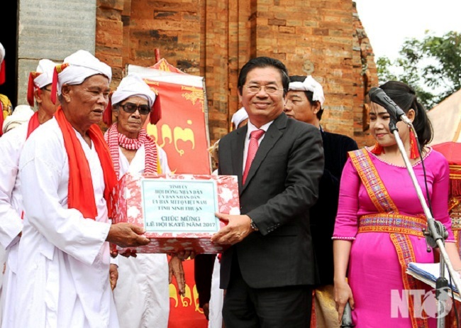 Đồng chí Lưu Xuân Vĩnh, Chủ tịch UBND tỉnh tặng quà cho cho Ban phong tục tháp Pôklong Garai.