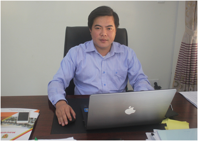Anh Nguyễn Tiến Nghị với chiếc máy tính,người bạn đồng hành cùng anh suốt bao năm qua